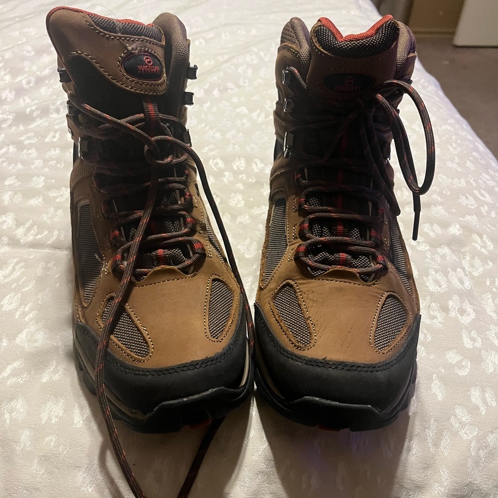 Hiking waterproof boots
9.5
MAGELLAN